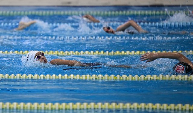 Antalya'da olimpik havuzda yüzme öğrenen çocuklar gözünü milli formaya dikti