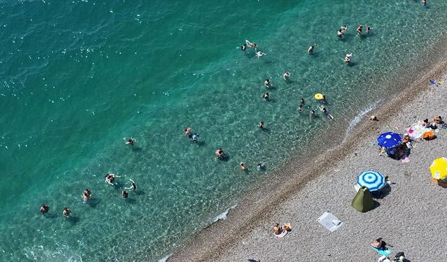 Antalya'da sıcak hava nedeniyle sahillerde yoğunluk yaşandı