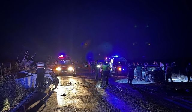 Balıkesir'de zincirleme trafik kazasında 3 kişi hayatını kaybetti, 6 kişi yaralandı