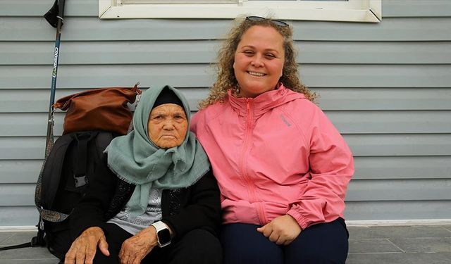 Bastonuyla bindiği helikopterde 82 yaşında uçuş keyfi yaşadı