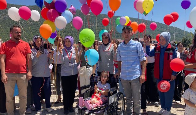 Burdur'da 5 yaşındaki yağmur için gökyüzüne balonlar bırakıldı