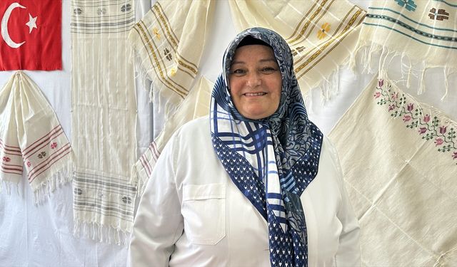 Çocukken babaannesinden öğrendiği dokuma sanatıyla 45 yıldır ilmek ilmek işliyor
