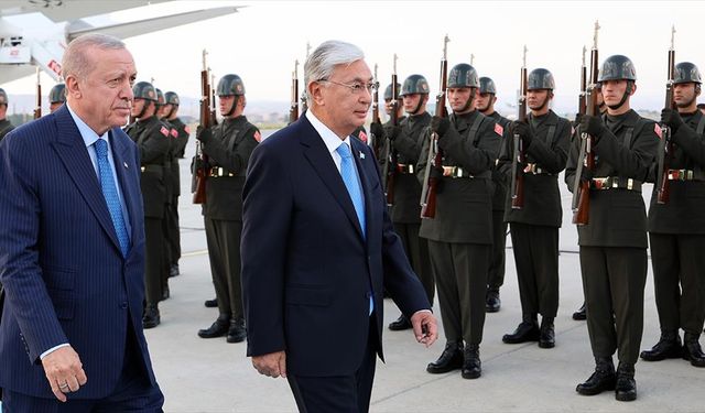 Cumhurbaşkanı Erdoğan, Kazakistan Cumhurbaşkanı Tokayev'i resmi törenle karşıladı