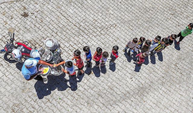 "Dondurmacı Selahaddin" motosikletiyle 34 yıldır termoslara koyduğu dondurmaları kırsaldaki çocuklara ulaştırıyor