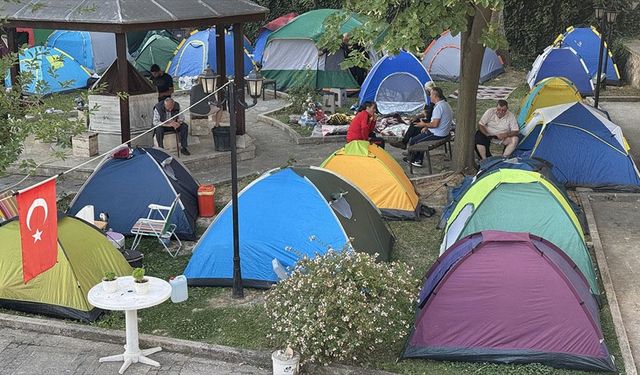 Edirne'de otellerde yer bulamayan güreşseverler açık havada uyudu