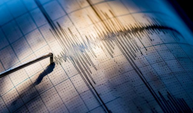 Endonezya'da 6,7 büyüklüğünde deprem