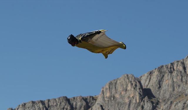 Erzincan'da "yarasa kanat" atlayışı nefesleri kesti