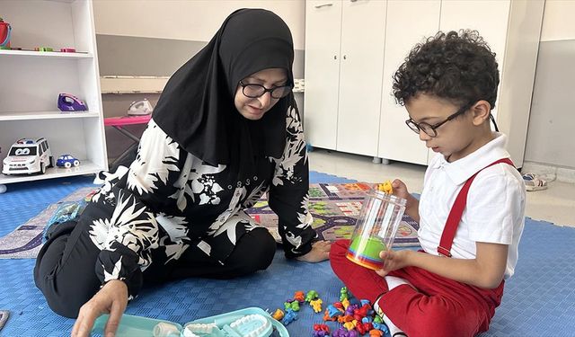 Hataylı depremzede babaanne ile otizmli Halil birbirlerine "güç" veriyor