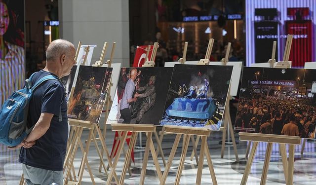 İzmir'de AA fotoğraflarından oluşan "15 Temmuz" konulu sergi açıldı