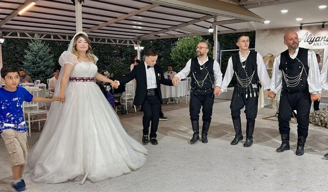 Japon gelin ile Türk damat Düzce'de Türk usulüne uygun düğün yaptı