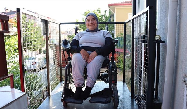 Merdivenleri inip çıkamayan Bengisu evinin balkonuna yapılan asansörle engelleri aşıyor