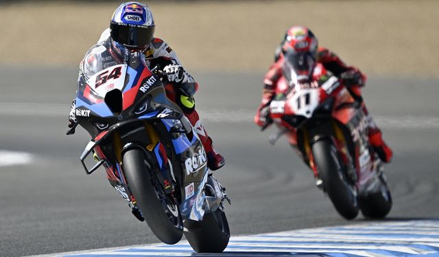 Milli motosikletçi Toprak Razgatlıoğlu, İngiltere'de superpole yarışını da kazandı