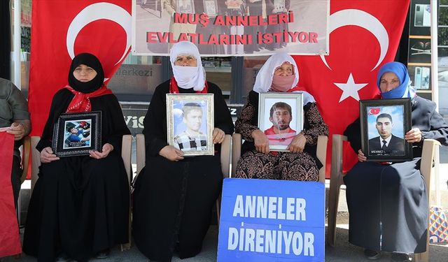 Muş'ta evlatlarına kavuşmak isteyen aileler, DEM Parti önündeki eylemlerini sürdürdü