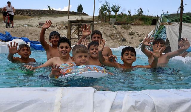 Öğretmen Berhan'ın "köy havuzu" çocukların yaz neşesi oldu