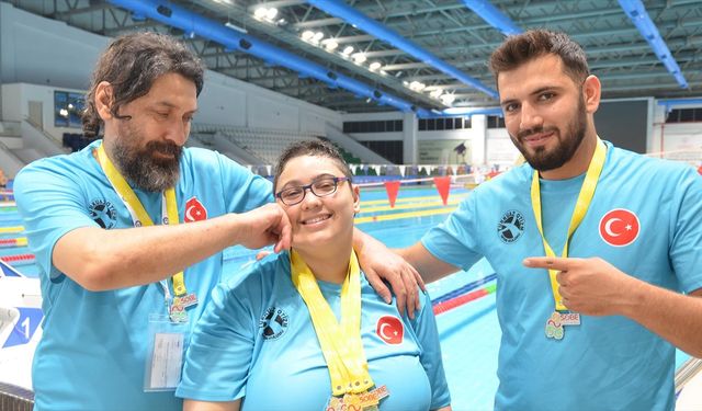 Otizmli ve işitme engelli yüzücü yeni başarılara babasıyla hazırlanıyor