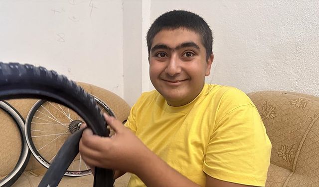 Otizmli Yahya bisiklet tamirciliğini ve masa tenisi yeteneğini ilerletmek istiyor