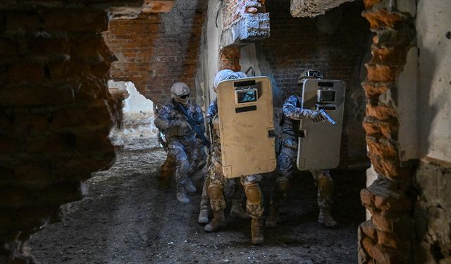 Özel harekat polisleri, zorlu tatbikat ve eğitimlerle göreve hazırlanıyor