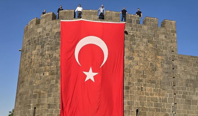 Tarihi Diyarbakır Surları'na "Terörsüz Türkiye"ye destek için Türk bayrağı asıldı