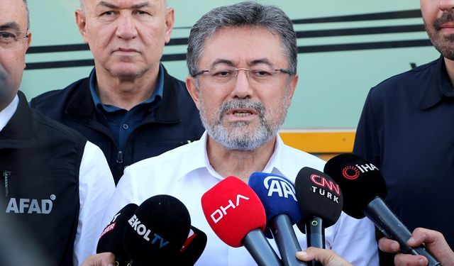 Tarım ve Orman Bakanı Yumaklı: Yerleşim yerlerinde yangının ve rüzgarın hızı düştü