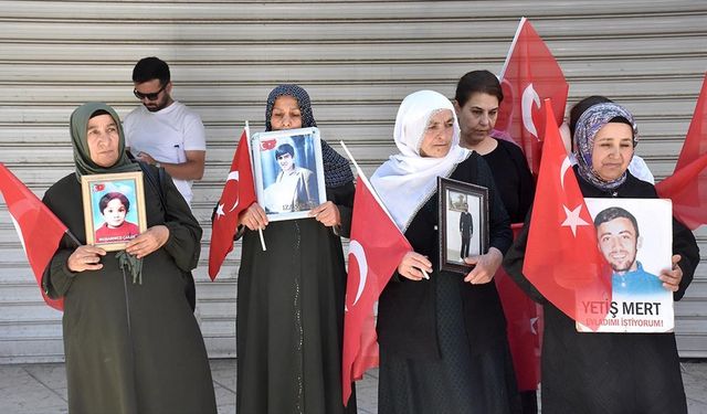 Vanlı aileler DEM Parti binası önündeki "evlat nöbeti"ni sürdürdü