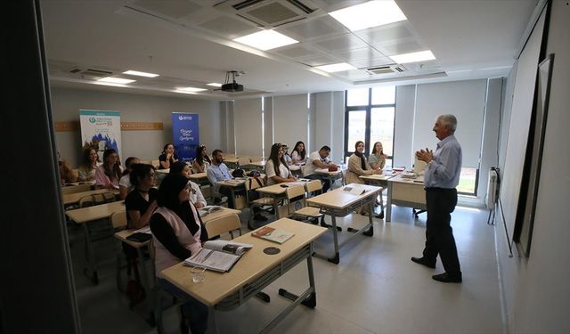 Yabancı öğrenciler öğrendikleri Türkçeyi yaz okulunda pekiştiriyor
