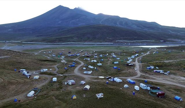 Yaz aylarında serinlemek için Erciyes'e çıkıyorlar