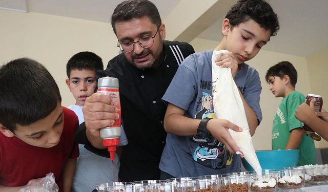 Yaz tatilinde öğrencilere gönüllü gastronomi dersi veriyor