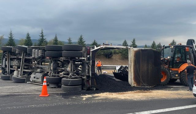 Anadolu Otoyolu'nun Bolu Dağı kesiminde kamyon devrildi, İstanbul yönü ulaşıma kapandı