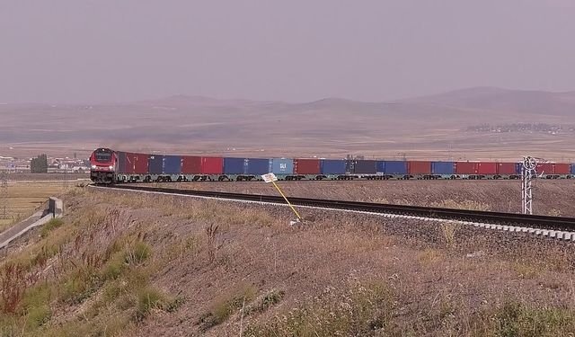 Bakü-Tiflis-Kars Demiryolu hattıyla 7 ayda 250 bin ton yük taşındı