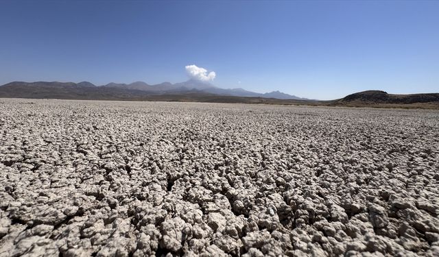 Erciyes'in eteğindeki kuruyan göl "Çöl"e döndü