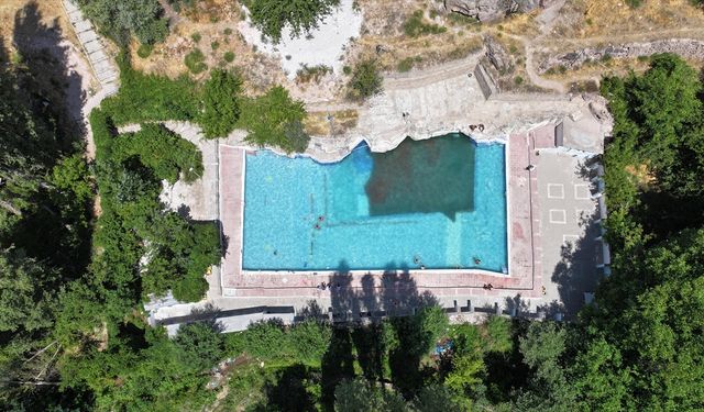 Erciyes'in suyuyla beslenen 400 yıllık doğal havuz sıcaktan bunalanları ferahlatıyor