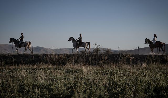Erzurum'un doğasıyla bütünleşen atlı safari turları nefes aldırıyor