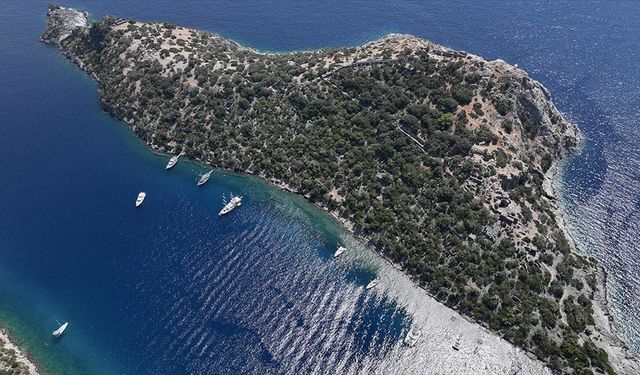 Fethiye'de tarihi Gemiler Adası, mavi tur yapanların uğrak noktası oldu