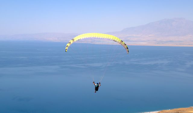 Gökyüzü tutkunu üniversite öğrencileri yamaç paraşütü becerilerini Van'da geliştiriyor