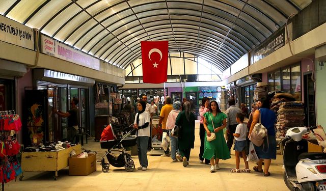 Hatay'da tarihi Uzun Çarşı esnafı geçici prefabrik dükkanlarında faaliyete başladı