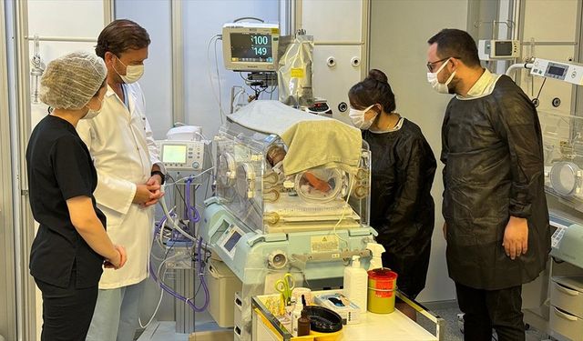 İç organları dışarıda doğan bebek, ailesi ve doktorların kararlılığıyla yaşama tutundu