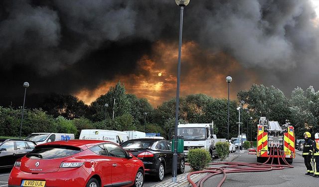 İngiltere'de orman yangınlarındaki artış nedeniyle itfaiyecilerin baskı altında olduğu uyarısı yapıldı