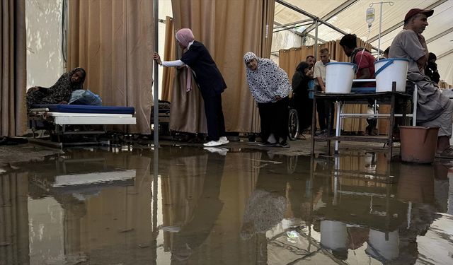 İsrail bombardımanı sonrası Gazze'deki Nasır Hastanesi kanalizasyon suları altında kaldı