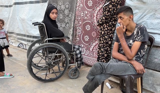 İsrail saldırısında bacaklarını kaybeden Gazzeli kardeşler, aynı tekerlekli sandalyeyi dönüşümlü kullanıyor