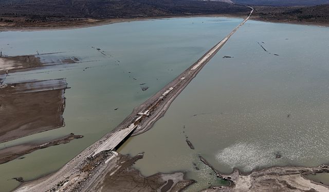 İzmir'de barajda su seviyesi düşünce eski İzmir-Çeşme kara yolu ortaya çıktı