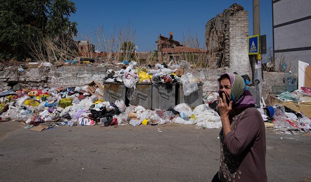 İzmir'de çöp yığınları ve kötü koku tepkilere neden oluyor
