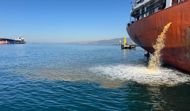 İzmit Körfezi'ni kirleten gemi hakkında yasal işlem başlatıldı
