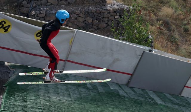 Kayakla atlama kulelerinde "kuş gibi" hisseden çocuklar