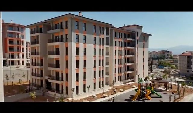 Malatya'da depremde hasar gördüğü için patlayıcıyla yıkılan site yeniden yapıldı