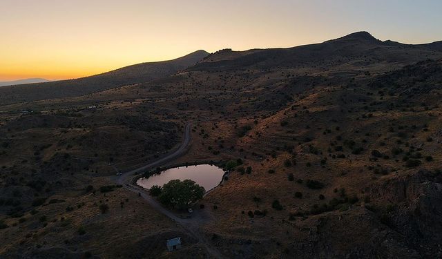 Malatya'daki Dipsiz Göl gün batımında güzel manzara sundu