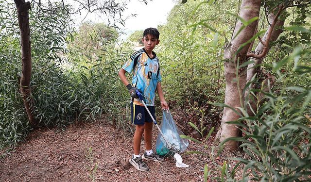 Mersin'de çevre duyarlılığı oluşturan Aras, yaşıtlarıyla ağaçlık alanı temizledi