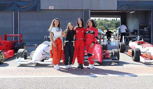 Otomobil yarışmaları şampiyonu kadın pilot, hemcinslerini yarışlara hazırlıyor