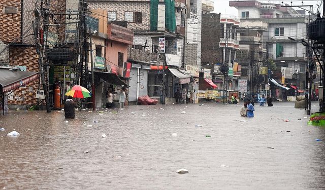 Pakistan'ın kuzeyindeki sellerde ölenlerin sayısı 330'a yükseldi