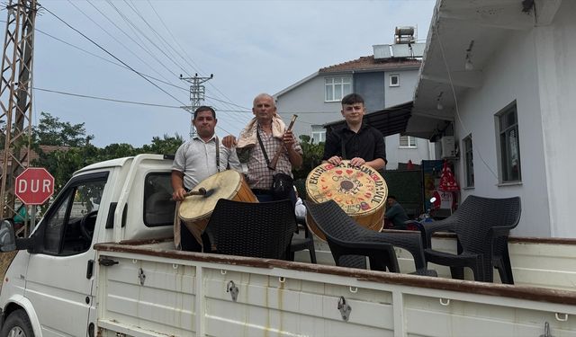 Samsun'da davul zurna eşliğinde sözlü düğün daveti geleneği sürdürülüyor