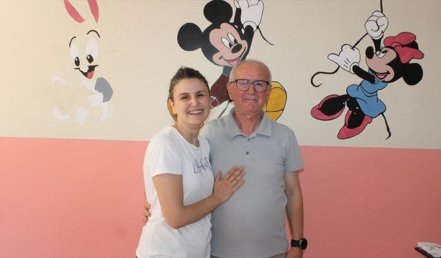 Tekirdağ'da öğretmen baba ve kızı çalıştıkları ilkokulun duvarlarını renklendirdi